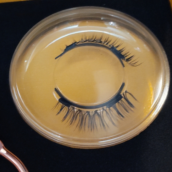 NWT! Magnetic Eyelashes - Picture 4 of 11